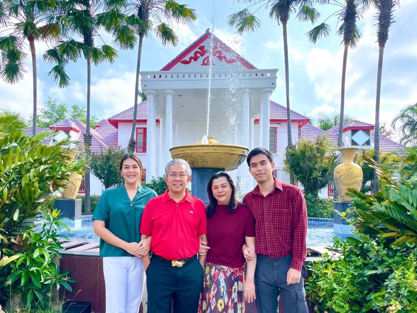 บุญจง และครอบครัว ภายในบ้านพักที่ อ.โชคชัย