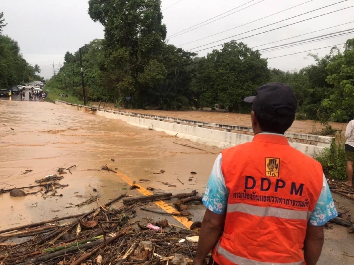 "น้ำป่า"ทะลัก 3 อำเภอจ.สุราษฎร์ธานี กระแสน้ำซัดสูญหาย 1
