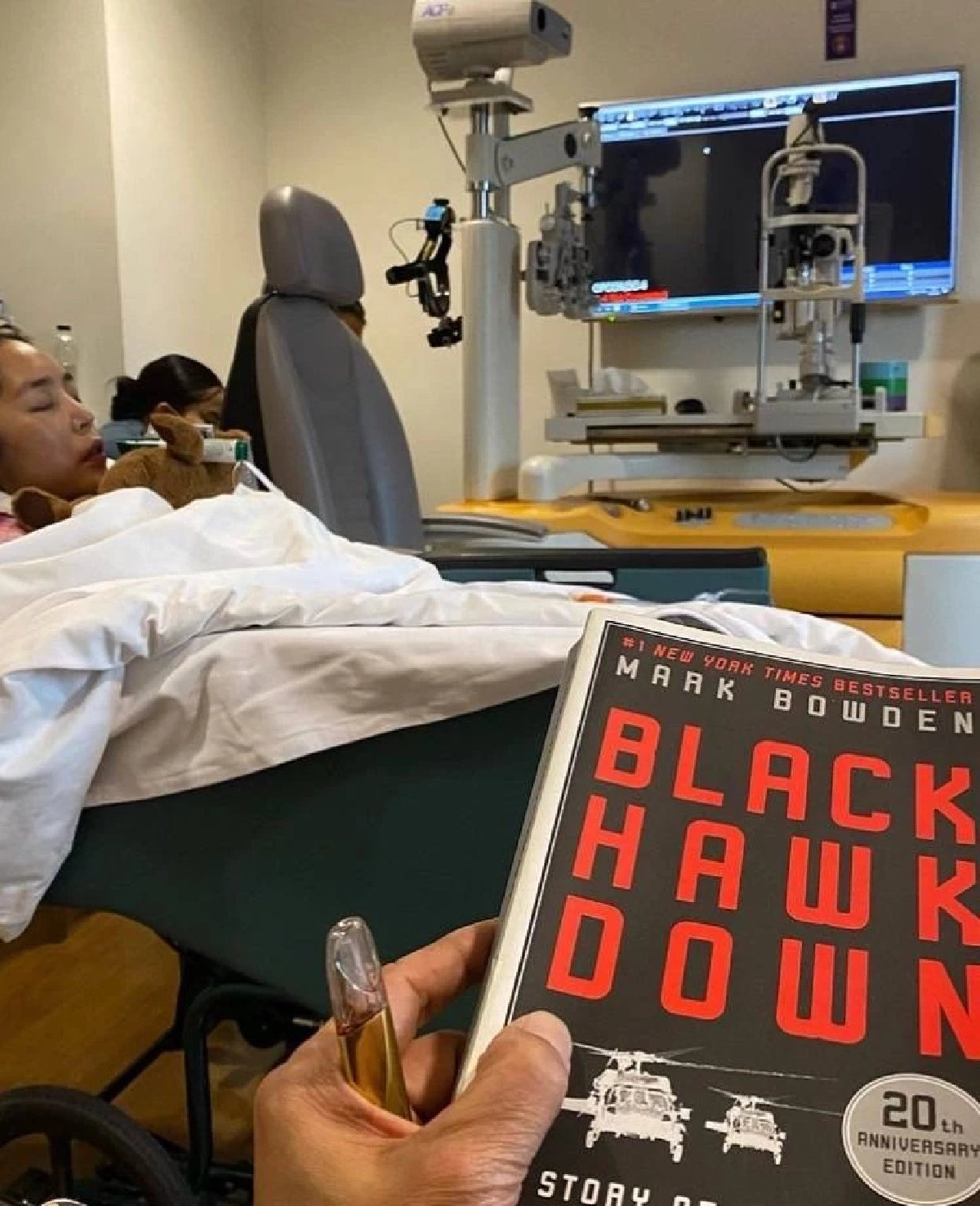 แห่ส่งกำลังใจ "คุณหญิงแมงมุม" ล่าสุด เข้าโรงพยาบาลอีกครั้ง