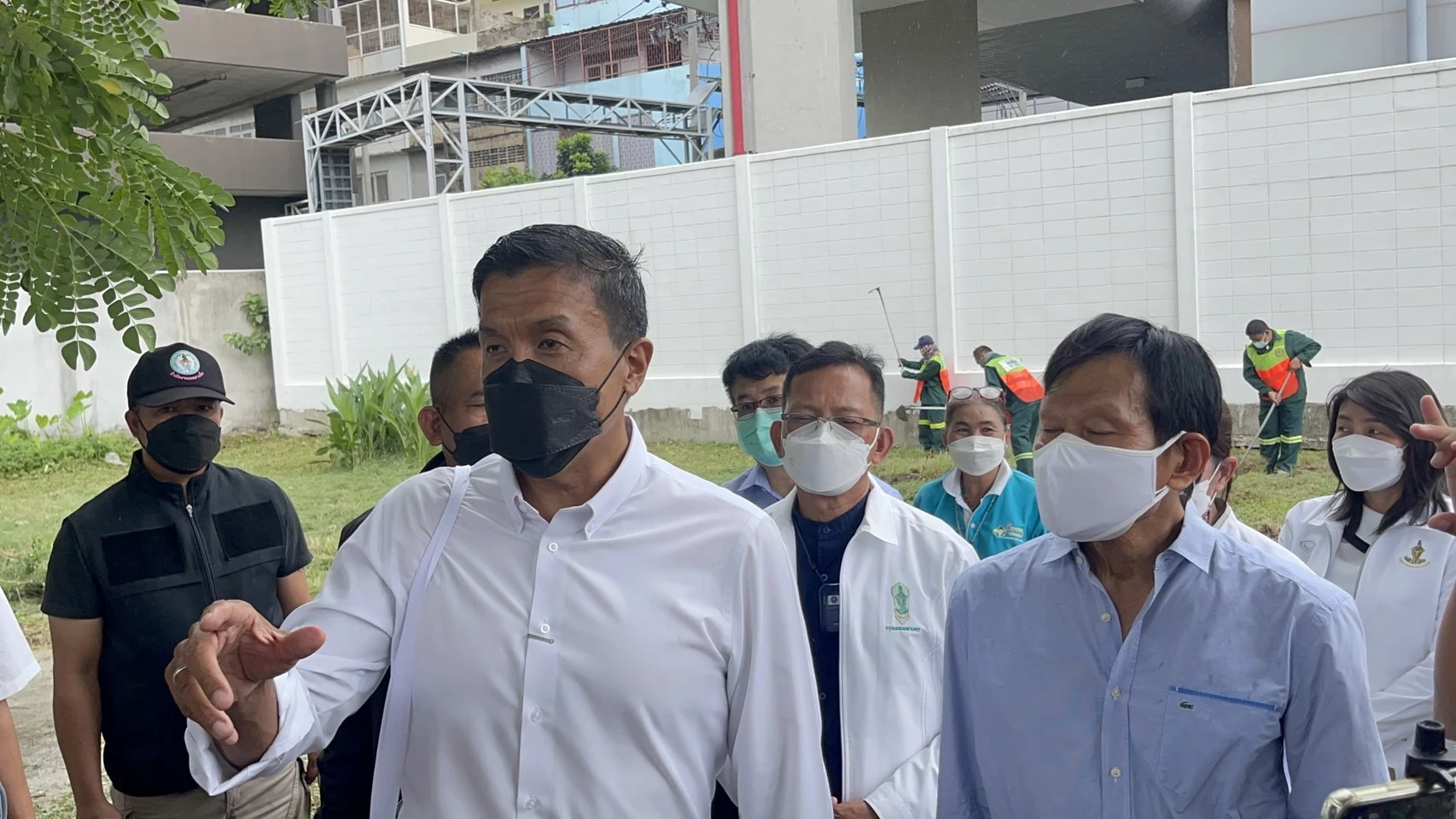 รศ.ดร.ชัชชาติ สิทธิพันธุ์ ว่าที่ผู้ว่ากทม.ลงพื้นที่พร้อมนายจักรพันธุ์ ผิวงาม และนายภิมุข สิมะโรจน์ 