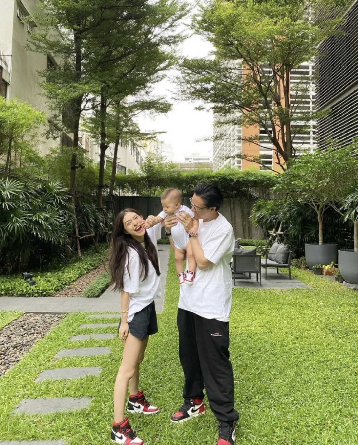 อลังการตาแตก "มิว นิษฐา" โพสต์ภาพอุ้มลูก แต่ถูกโฟกัสที่แหวนเพชรเม็ดใหญ่