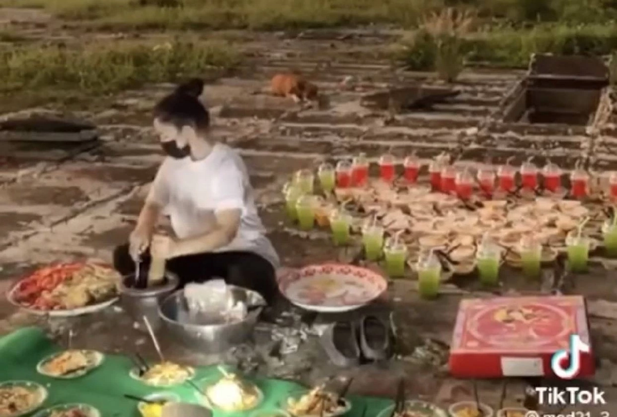 สาวไลฟ์สดตำส้มตำกลางหลุมศพกว่า 3 พันหลุม หลังถูกหวยร่ำรวยหมดหนี้