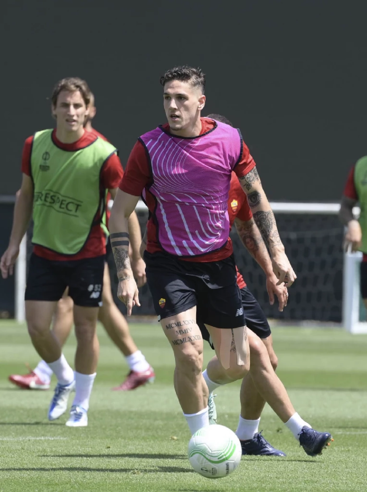 "โรม่า" ดวล "เฟเยนูร์ด" เดิมพันแชมป์สมัยแรก คอนเฟอเรนซ์ลีก