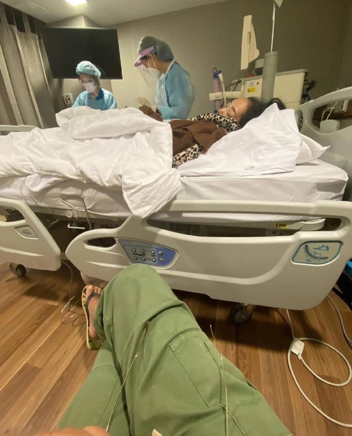 แห่ส่งกำลังใจ "คุณหญิงแมงมุม" ล่าสุด เข้าโรงพยาบาลอีกครั้ง