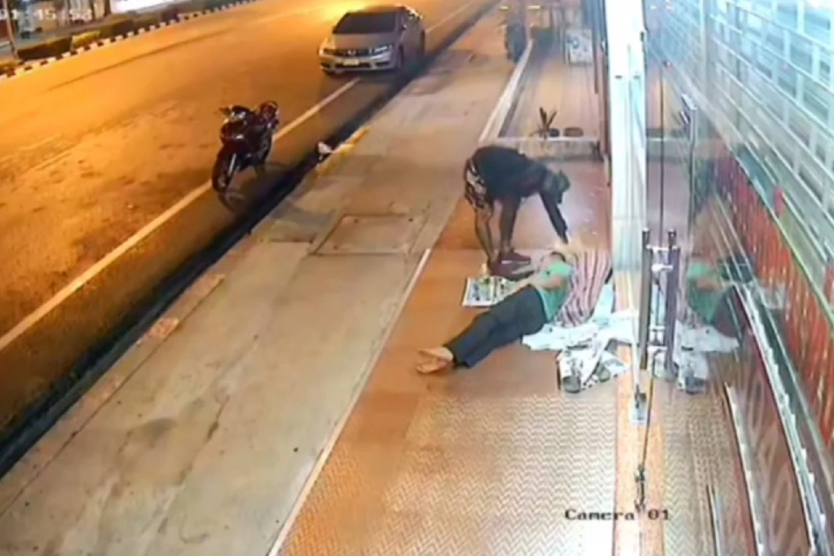 ลุง"วณิพก" นอนหลับหน้าร้านทองจู่ ๆ ชายขี่จยย. มา "ทำร้าย" เลือดอาบหน้า