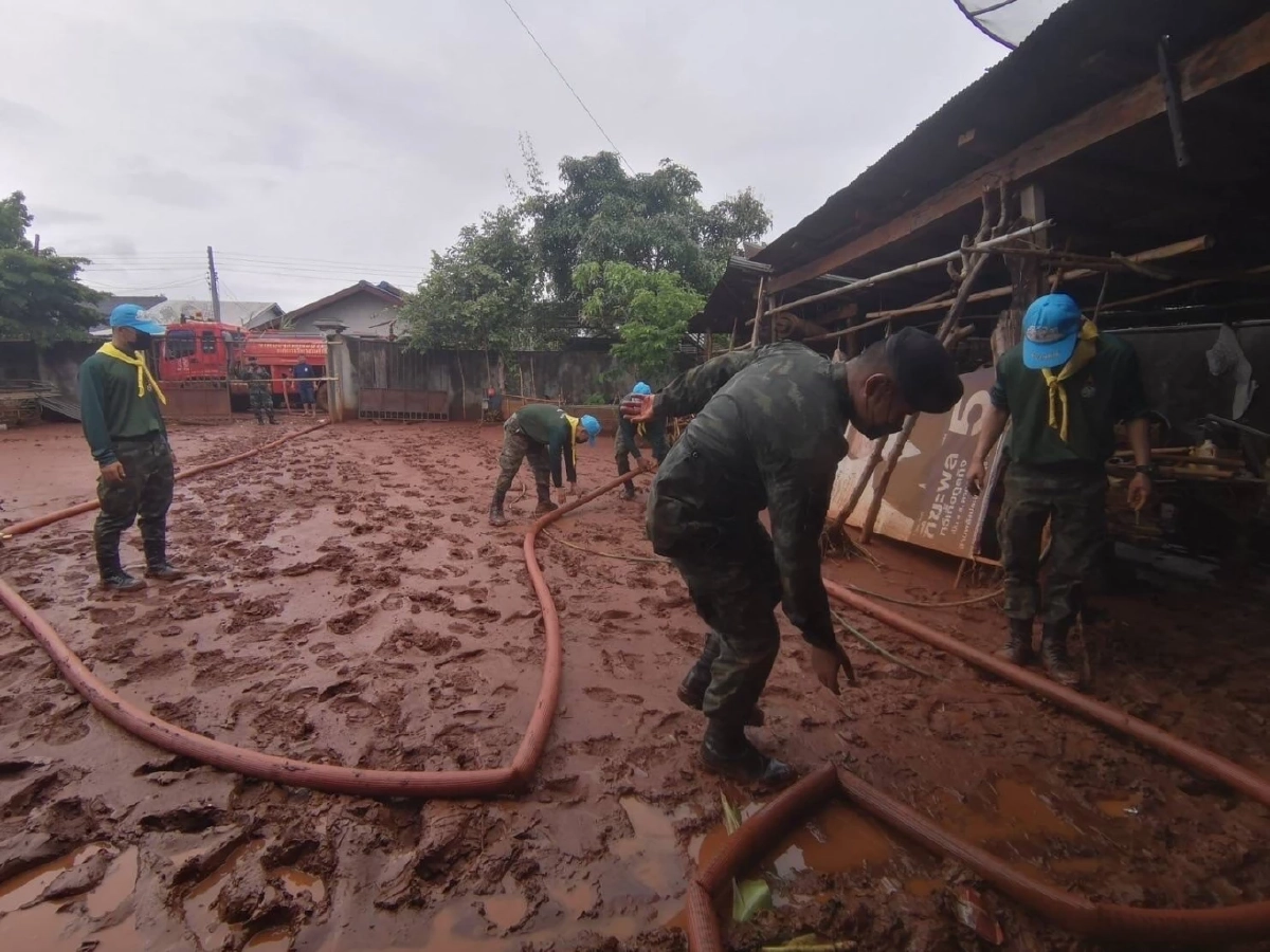 ช่วยชาวบ้าน อ.พบพระ จ.ตาก โดน "น้ำป่า" ไหลหลาก พัดดินโคลนเข้าบ้าน