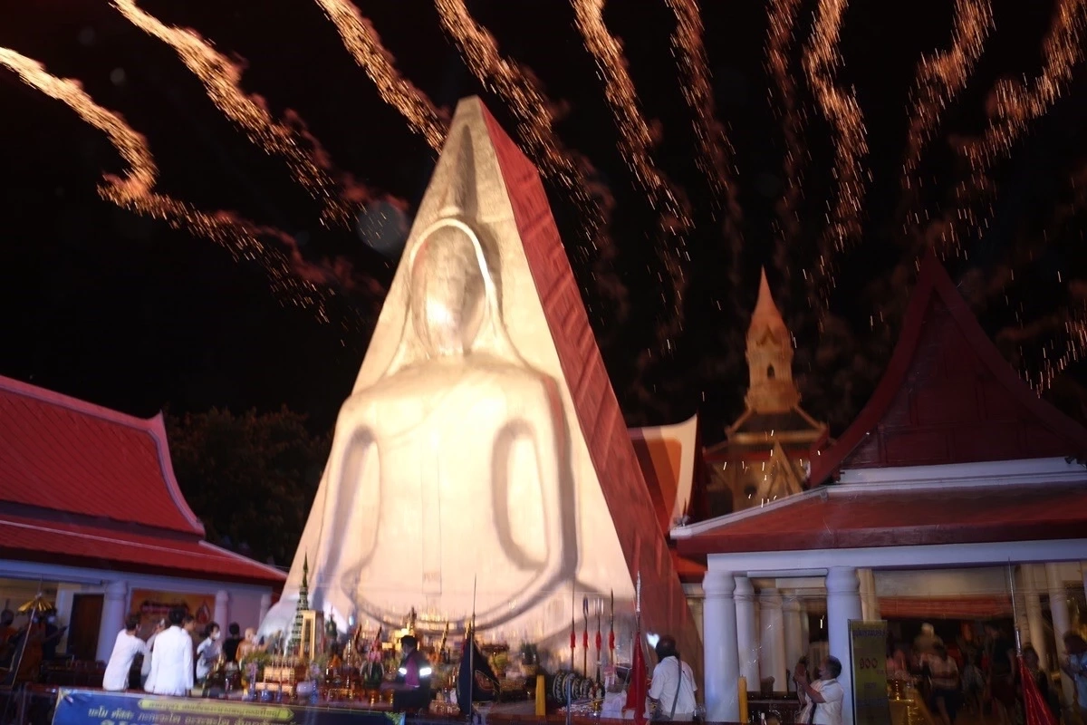 "วัดราชบูรณะ" จัดสมโภชพระนางพญาองค์ใหญ่ที่สุดในโลก ชาวบ้านแห่ดูเลขธูป