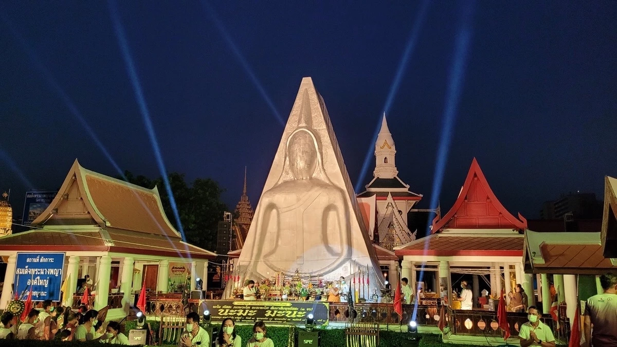 "วัดราชบูรณะ" จัดสมโภชพระนางพญาองค์ใหญ่ที่สุดในโลก ชาวบ้านแห่ดูเลขธูป