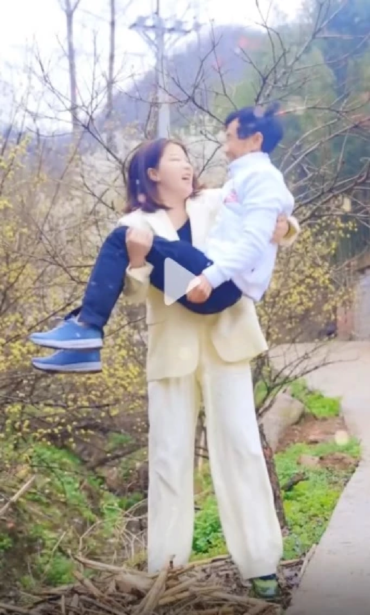 สาวจีนขายบริษัท พาพ่อบุญธรรมตะลอนทัวร์ ตอบแทนเก็บมาเลี้ยงทั้งที่ยากจน