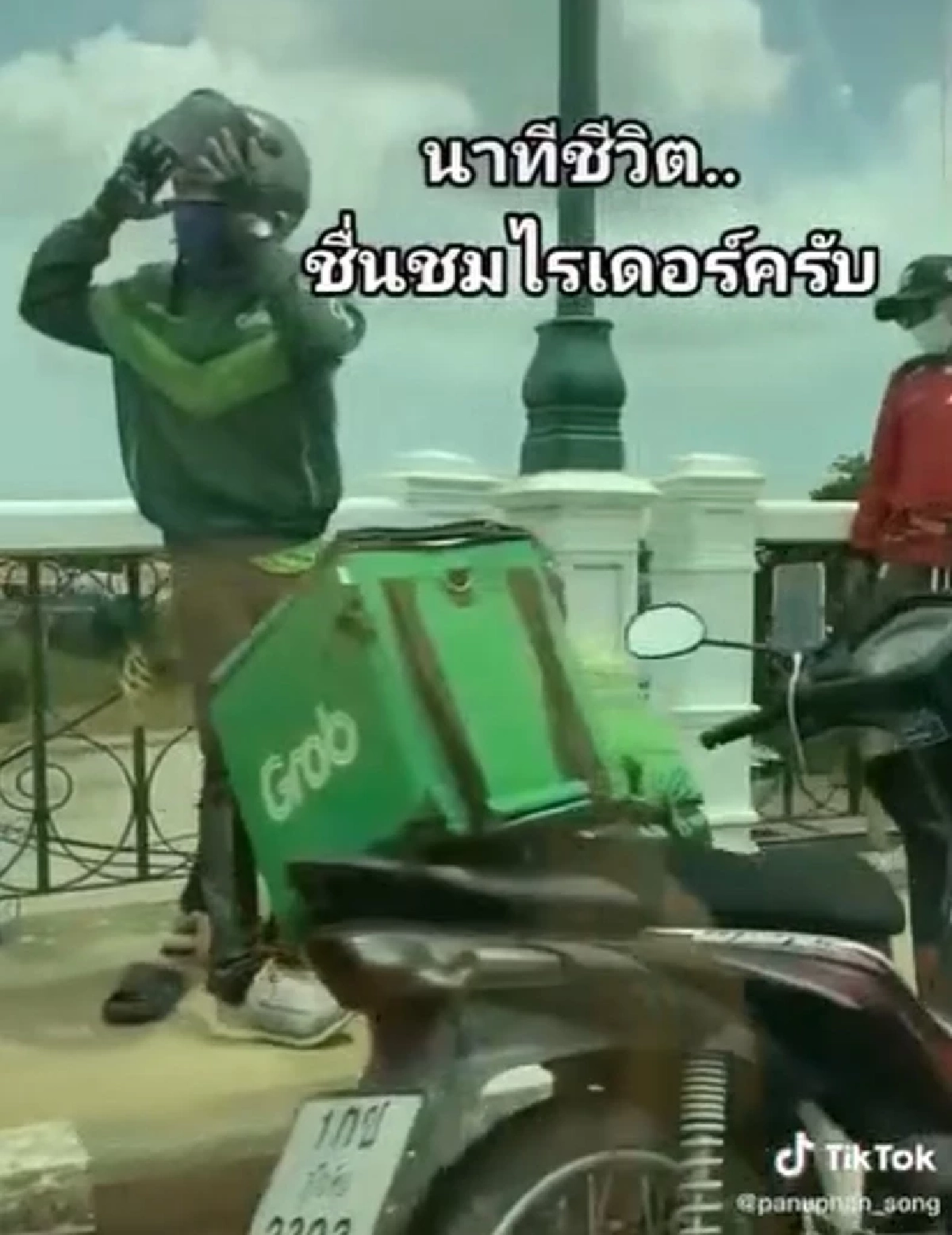 ไรเดอร์ช่วยชายเครียดจะโดดสะพาน