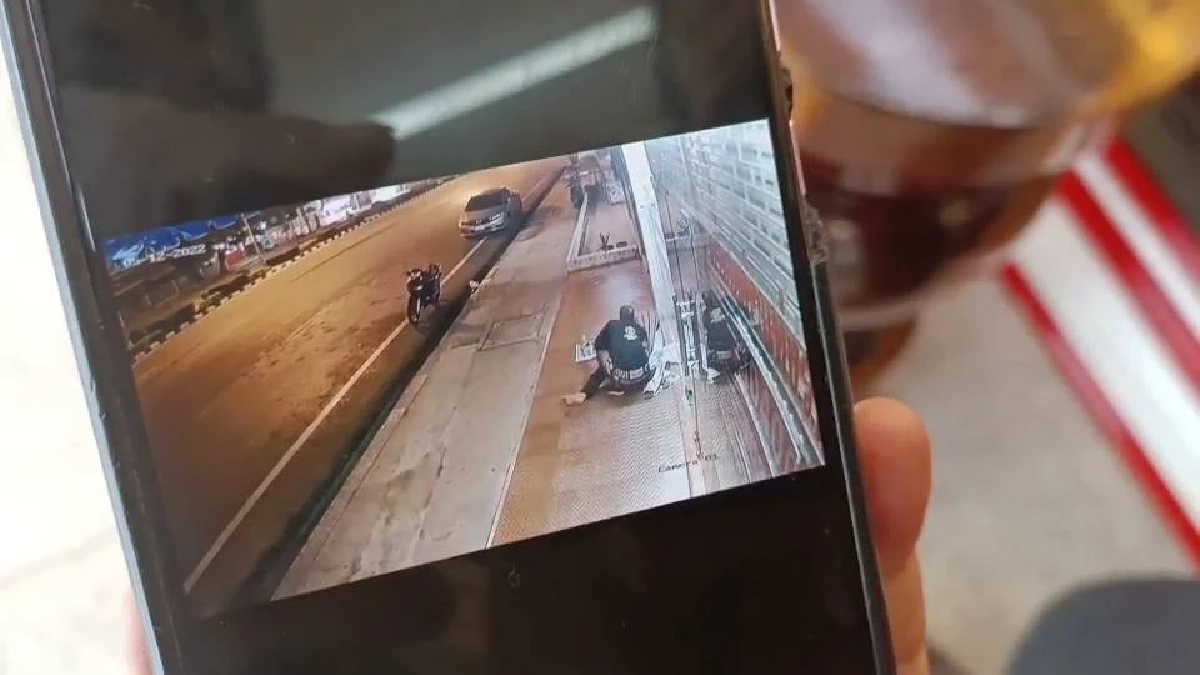 ลุง"วณิพก" นอนหลับหน้าร้านทองจู่ ๆ ชายขี่จยย. มา "ทำร้าย" เลือดอาบหน้า