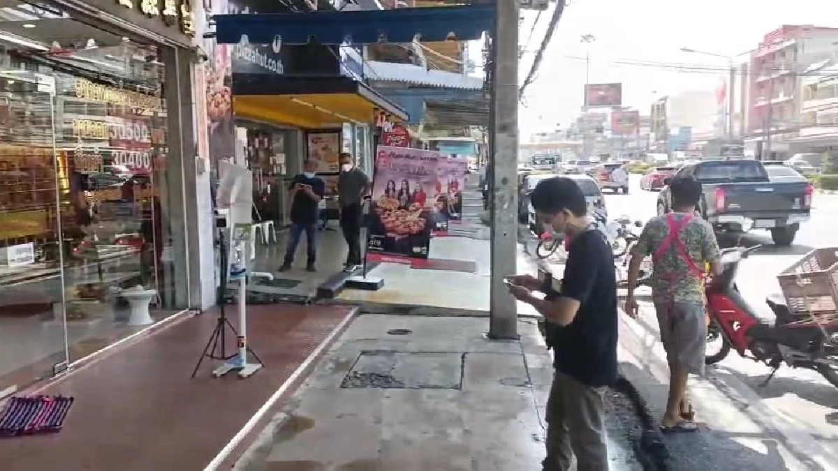 ลุง"วณิพก" นอนหลับหน้าร้านทองจู่ ๆ ชายขี่จยย. มา "ทำร้าย" เลือดอาบหน้า