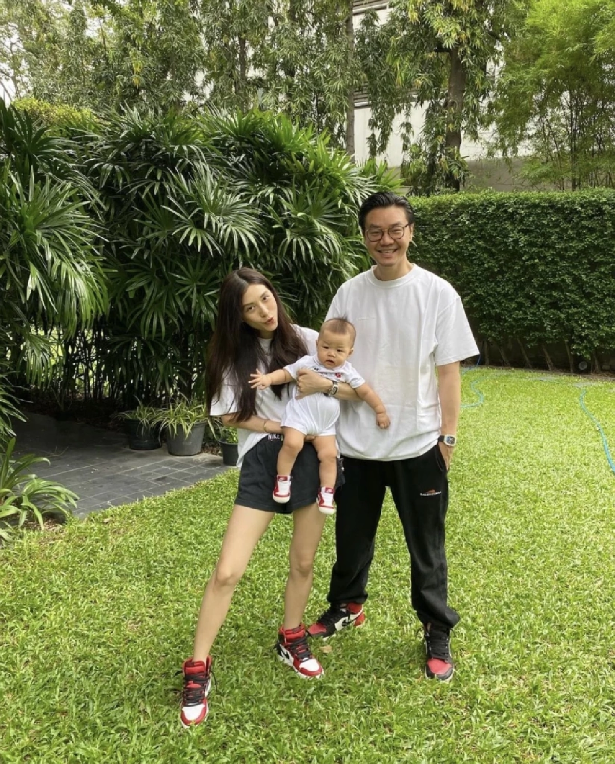 อลังการตาแตก "มิว นิษฐา" โพสต์ภาพอุ้มลูก แต่ถูกโฟกัสที่แหวนเพชรเม็ดใหญ่