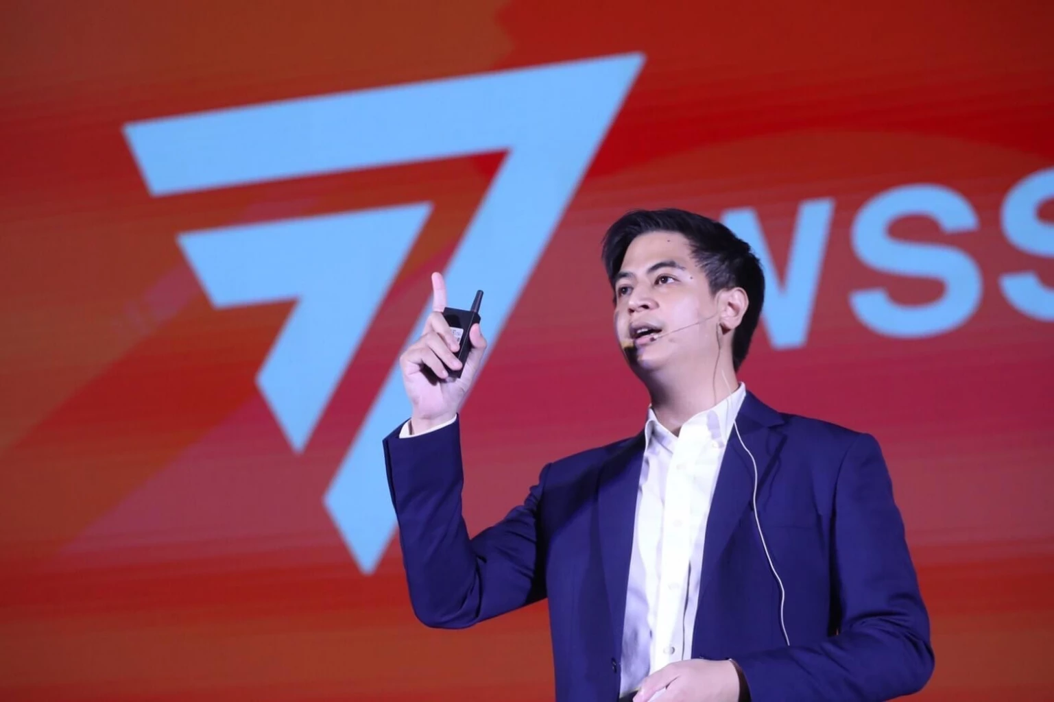 ไอติม โดดเด่นบนเวทีพรรคก้าวไกล