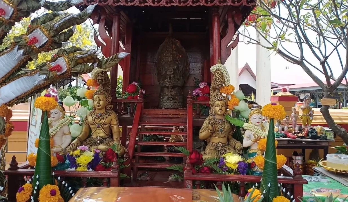 วันหยุดยาว แห่ขอโชคลาภ ศาลปู่ "พญาอนันตนาคราช"  ริมแม่น้ำเจ้าพระยา