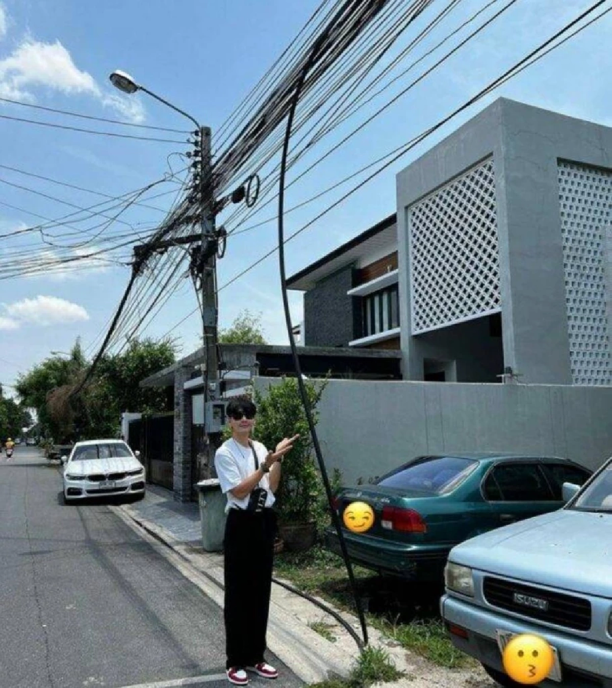 "นิว วงศกร" โพสต์แจ้งพิกัดสายไฟฟ้าตกพื้น ลั่นแบบนี้ไม่ปลอดภัย