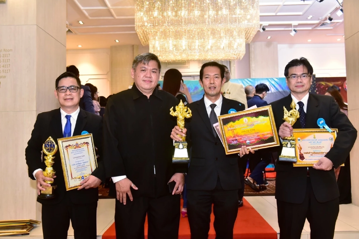 หน.พรรคไทยสมาร์ท รับรางวัล"ผู้ทำคุณประโยชน์ต่อสังคมและประเทศชาติดีเด่น"