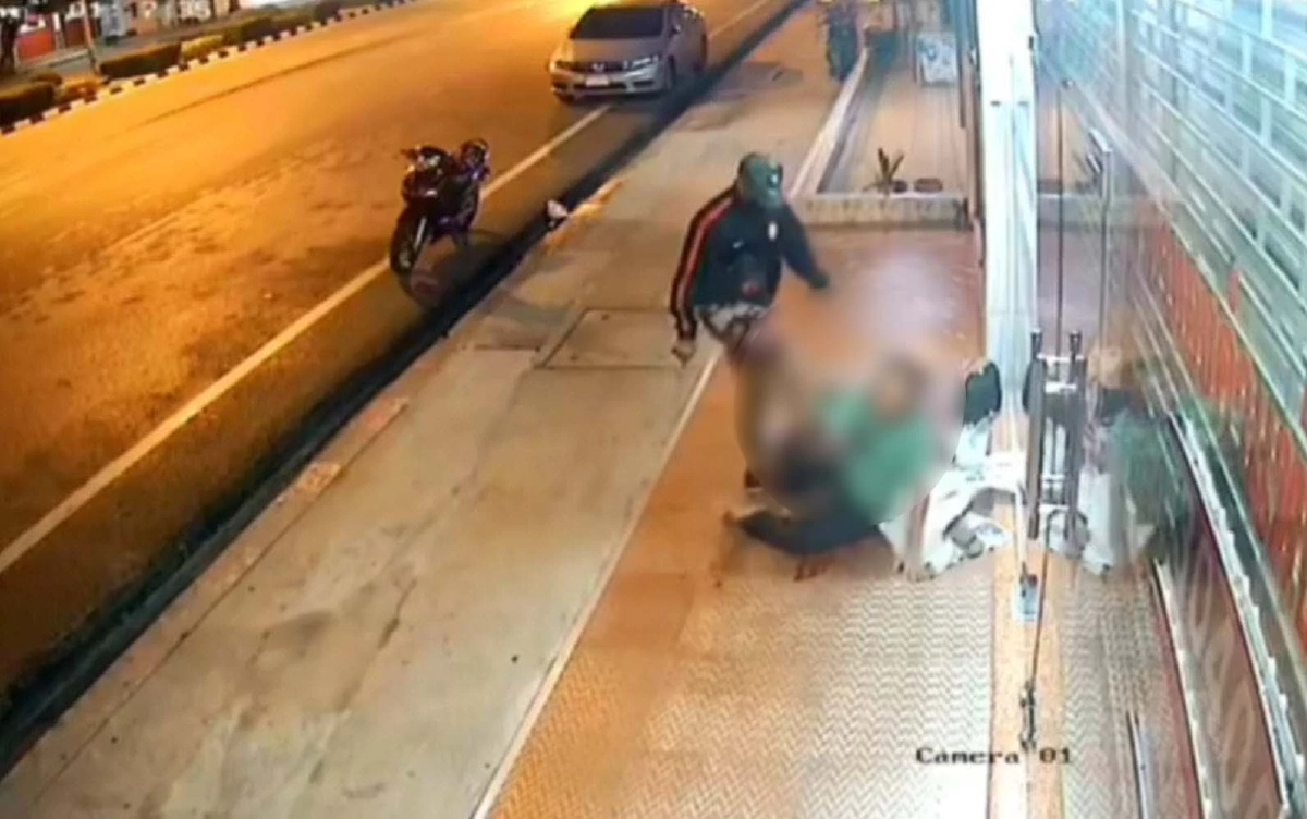 ลุง"วณิพก" นอนหลับหน้าร้านทองจู่ ๆ ชายขี่จยย. มา "ทำร้าย" เลือดอาบหน้า