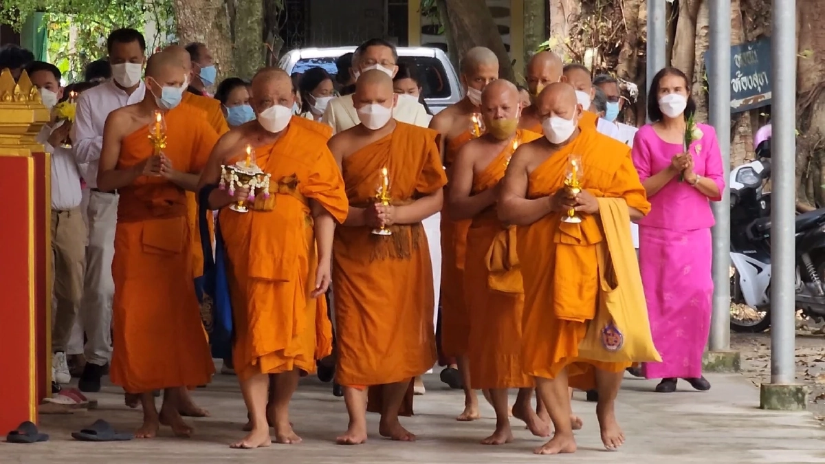 เวียนเทียนเที่ยง "วันวิสาขบูชา" ตามวิถีใหม่ป้องกันโควิด-19