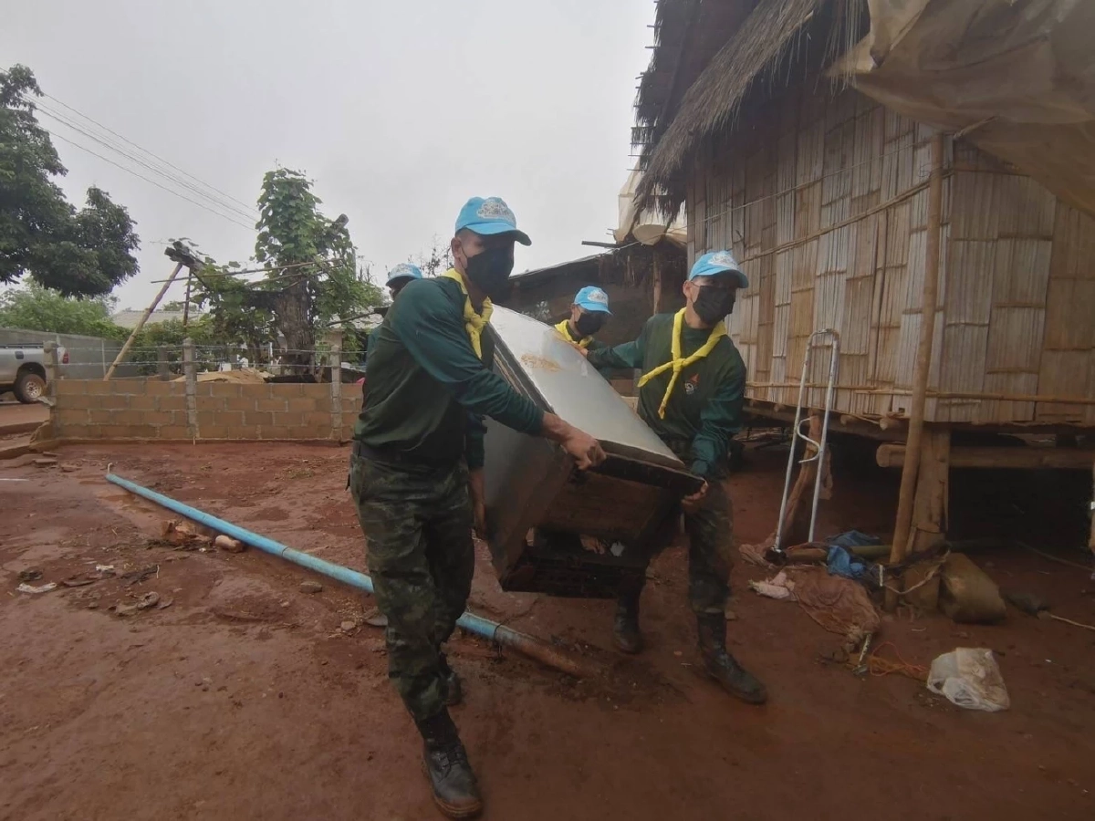 ช่วยชาวบ้าน อ.พบพระ จ.ตาก โดน "น้ำป่า" ไหลหลาก พัดดินโคลนเข้าบ้าน