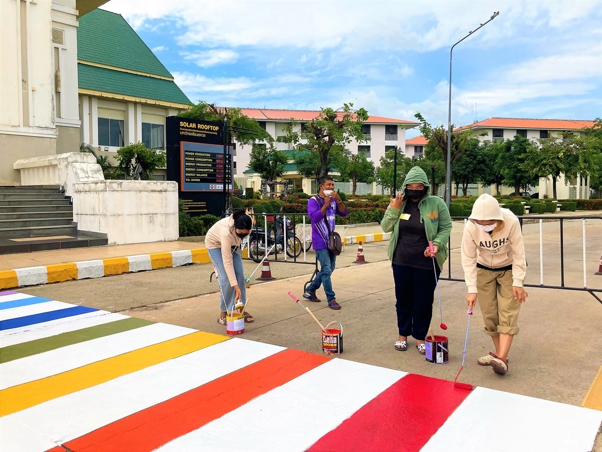 ทางม้าลายสายรุ้ง  ฉลอง  “Pride month”