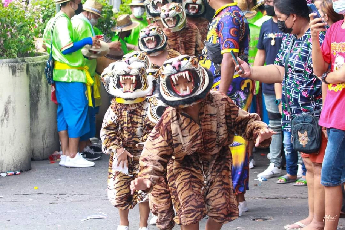 งานสืบสานประเพณี \"สรงน้ำ\" หลวงปู่เส่ง วัดกัลยาณ์