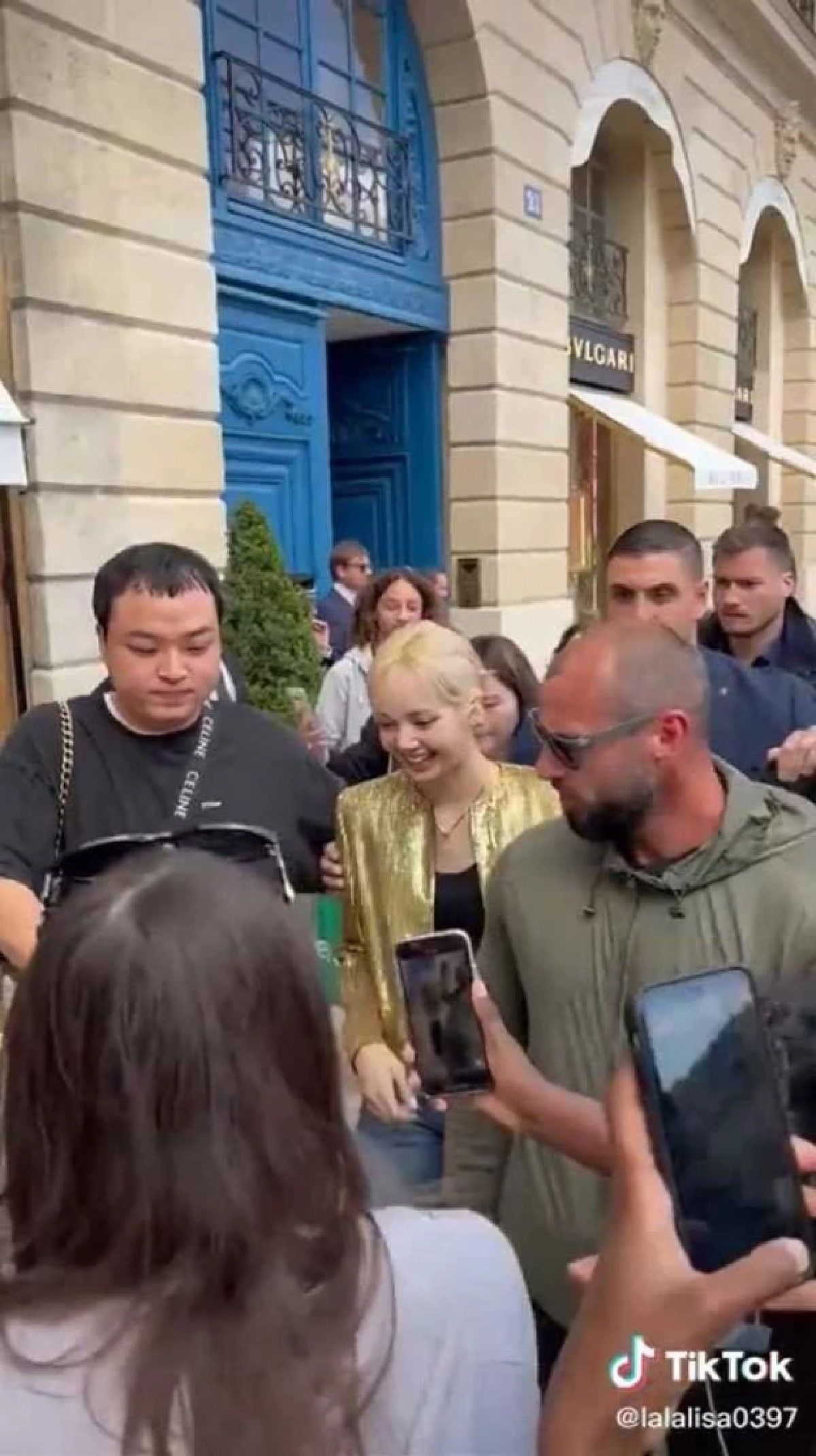 ฝรั่งคลั่งตามกรี๊ด "ลิซ่า" การ์ดดุมาก แต่ก็ไม่ยอมหยุดตาม