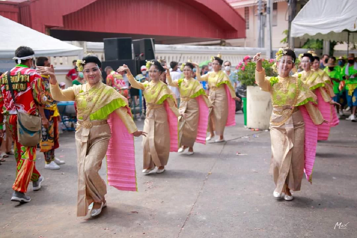 งานสืบสานประเพณี \"สรงน้ำ\" หลวงปู่เส่ง วัดกัลยาณ์