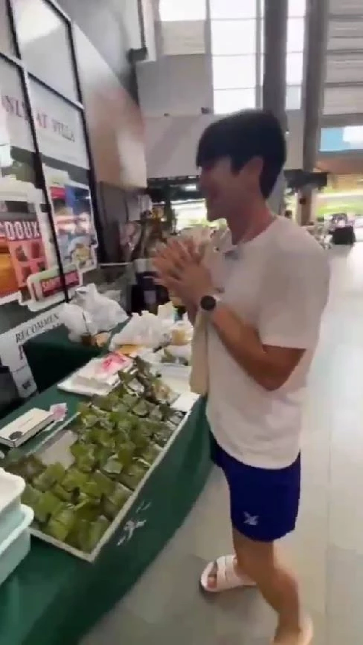 "ณเดชน์" แวะอุดหนุนห่อหมก "ม้า อรนภา" ขอกอดให้หายคิดถึง