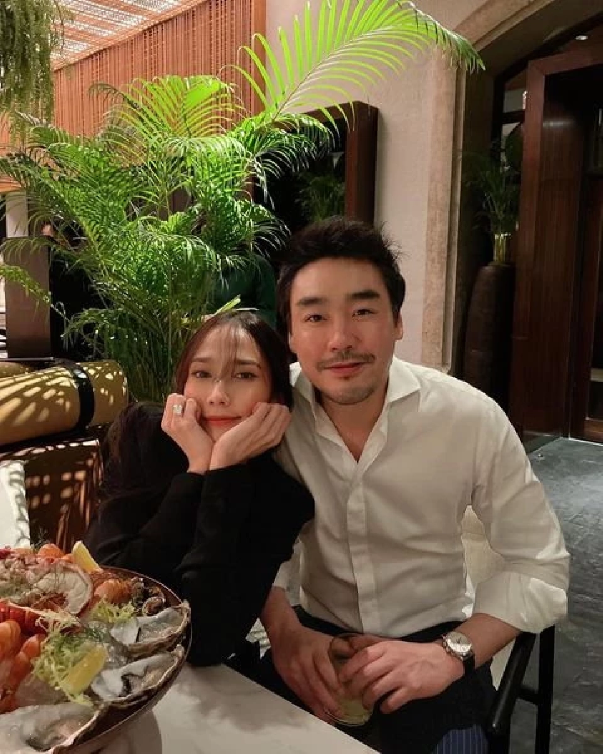 "อั้ม พัชราภา" โพสต์รูปคู่ "ไฮโซพก" แต่ทำคนโฟกัสที่แหวน