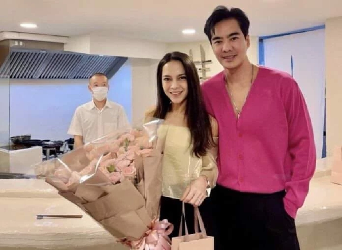 ฮือฮา "เคลลี่ ธนะพัฒน์" มอบแหวนเพชรให้แฟนสาว หรือจะมีข่าวดีอีกรอบ ?