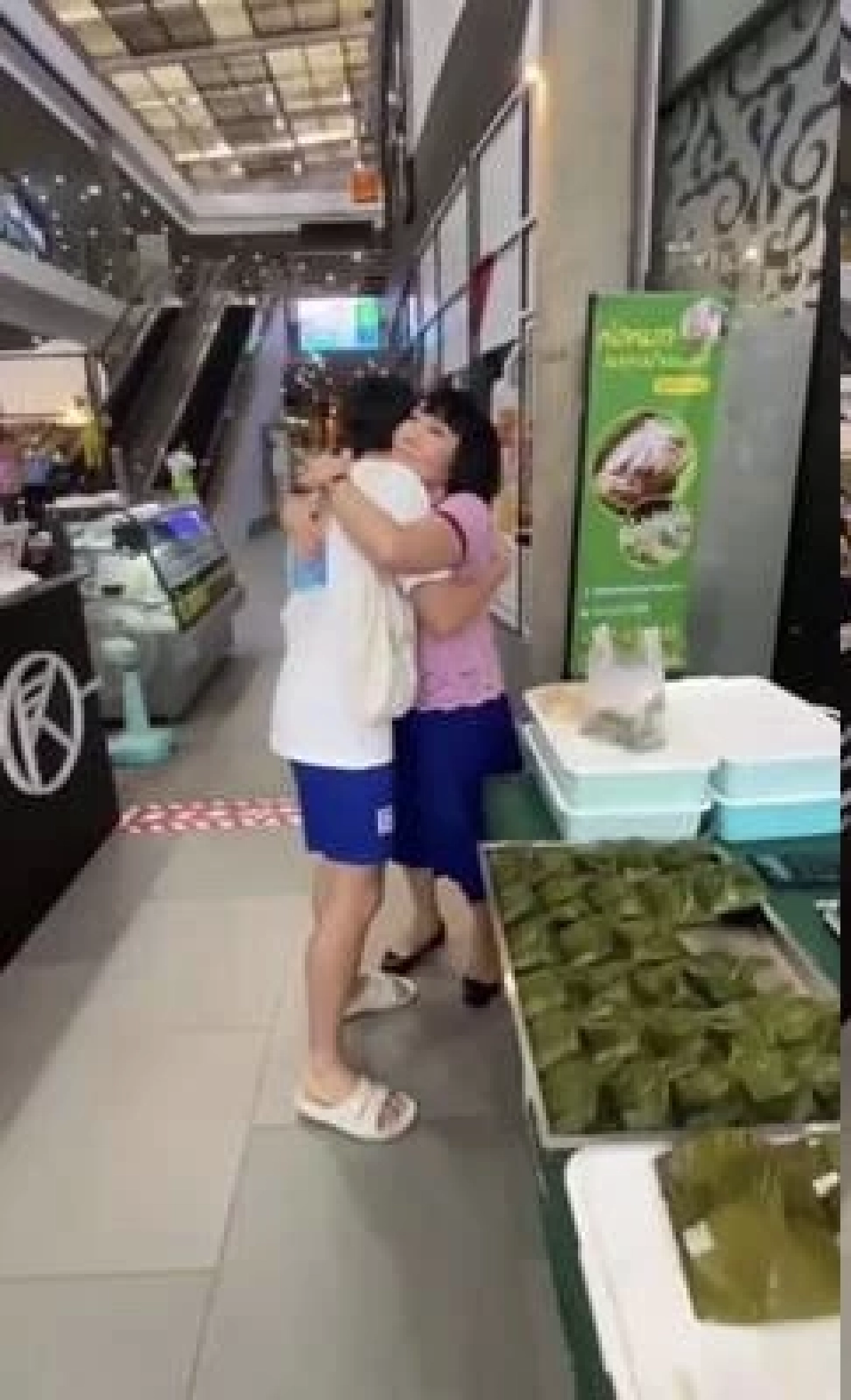 "ณเดชน์" แวะอุดหนุนห่อหมก "ม้า อรนภา" ขอกอดให้หายคิดถึง