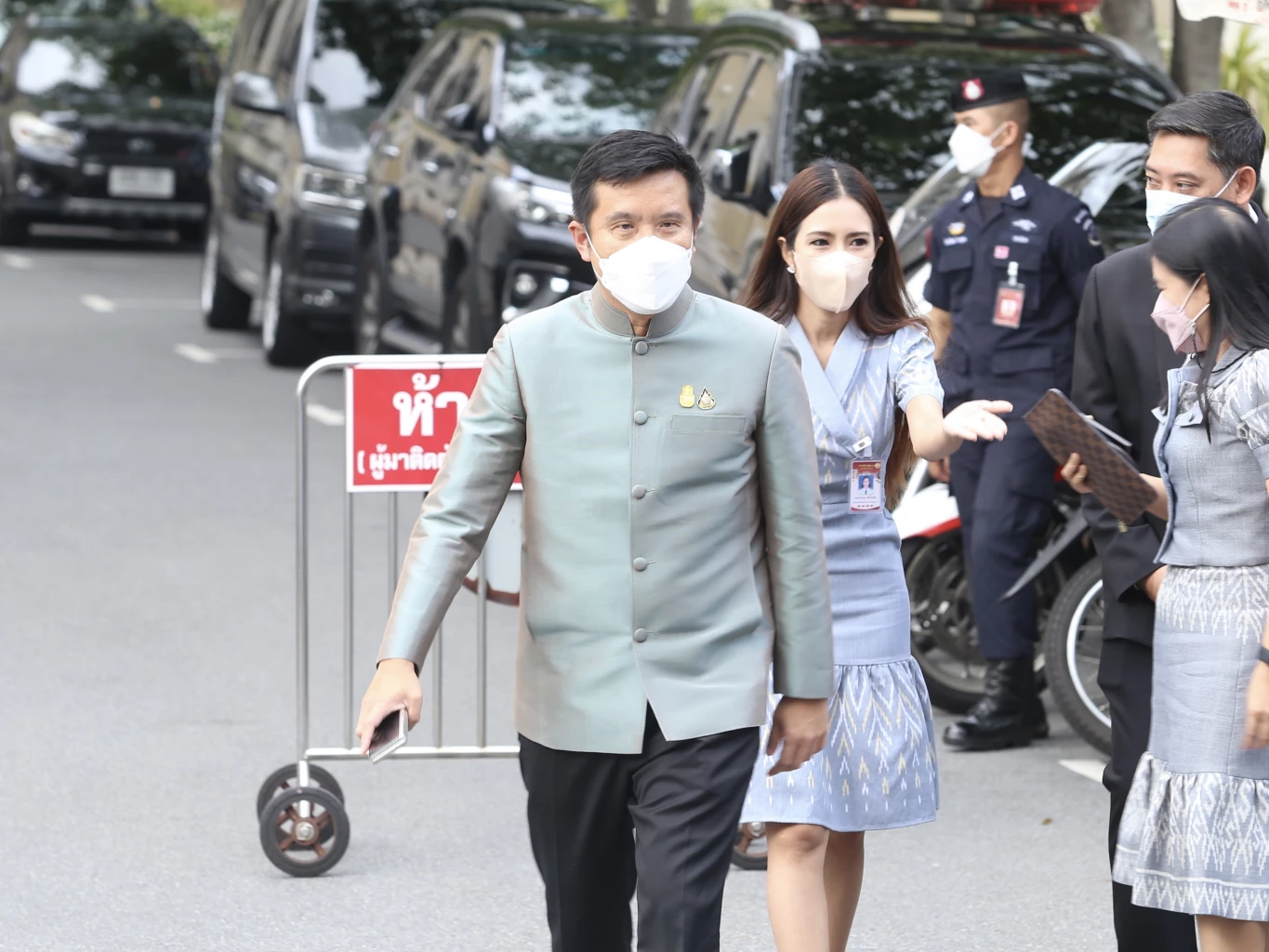 "ฝ่ายค้าน" ยื่น "อภิปรายไม่ไว้วางใจ" รัฐมนตรี 11 คน