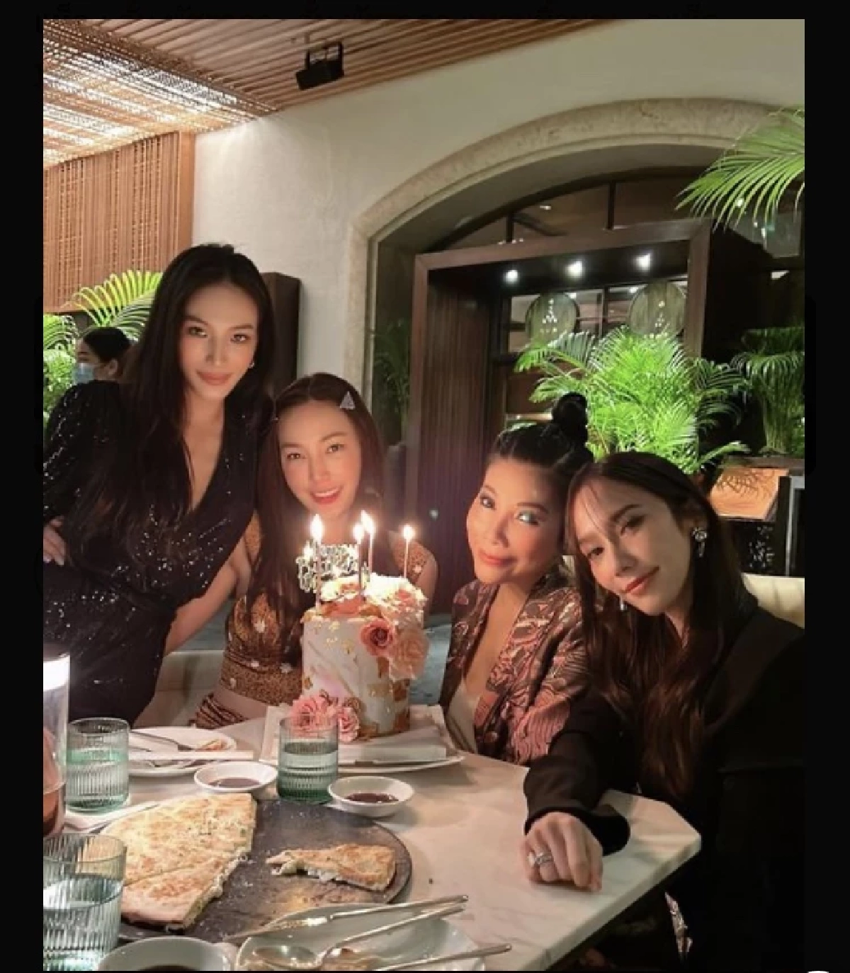 "อั้ม พัชราภา" โพสต์รูปคู่ "ไฮโซพก" แต่ทำคนโฟกัสที่แหวน