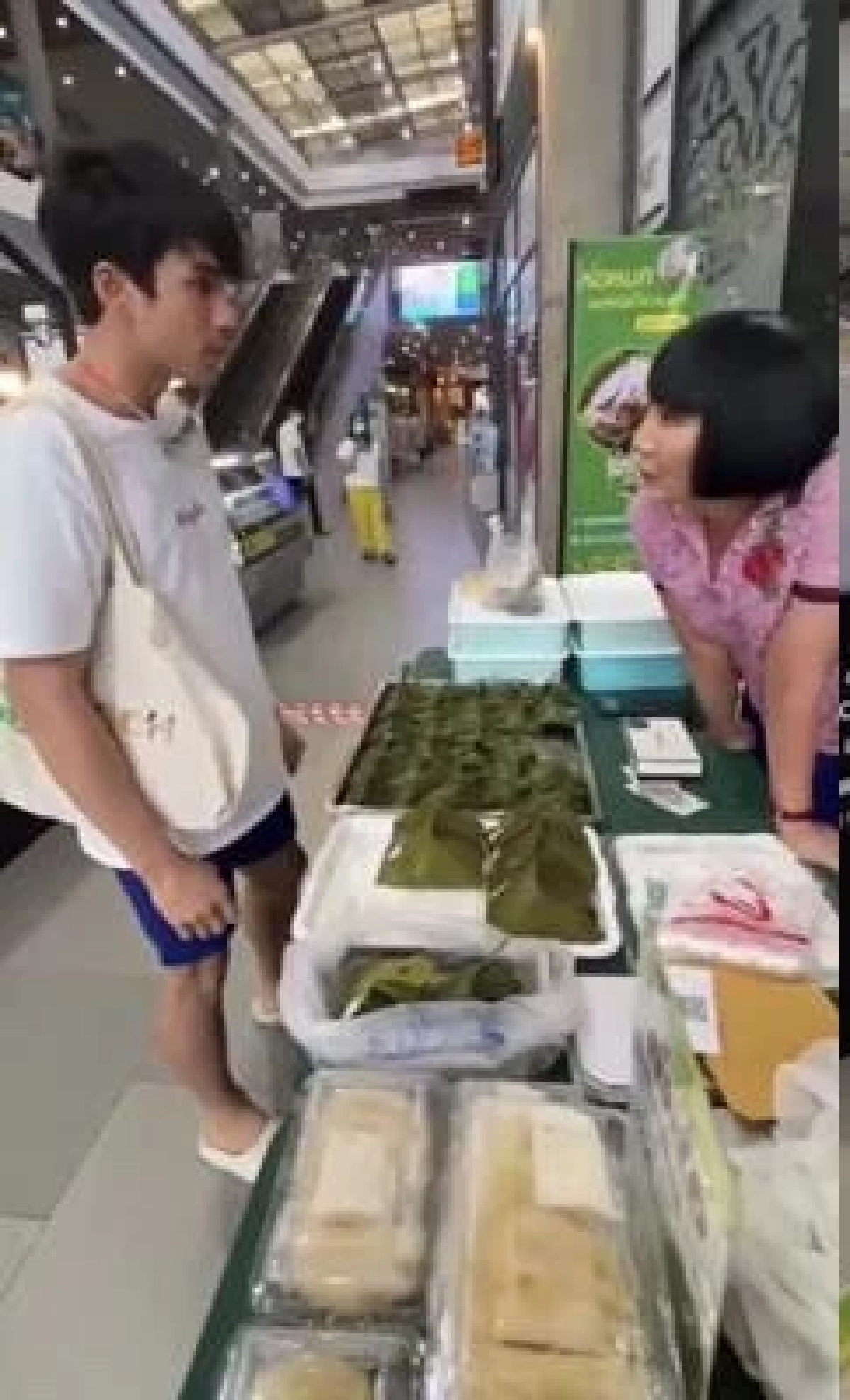 "ณเดชน์" แวะอุดหนุนห่อหมก "ม้า อรนภา" ขอกอดให้หายคิดถึง