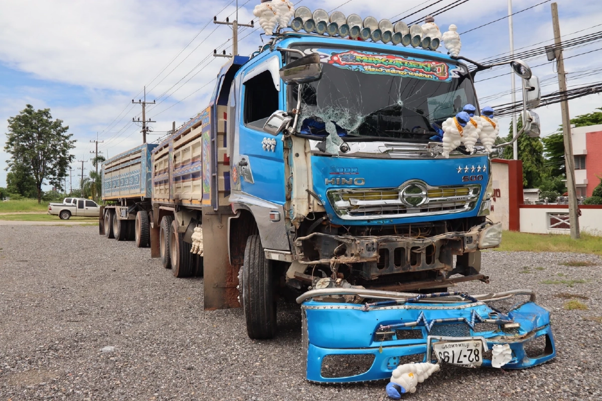 หนุ่มโหดตามเคลียร์ "คนขับรถพ่วง" ไม่ลงตัว "ดักยิง" หน้าปั๊มเข้าแสกหน้าดับ