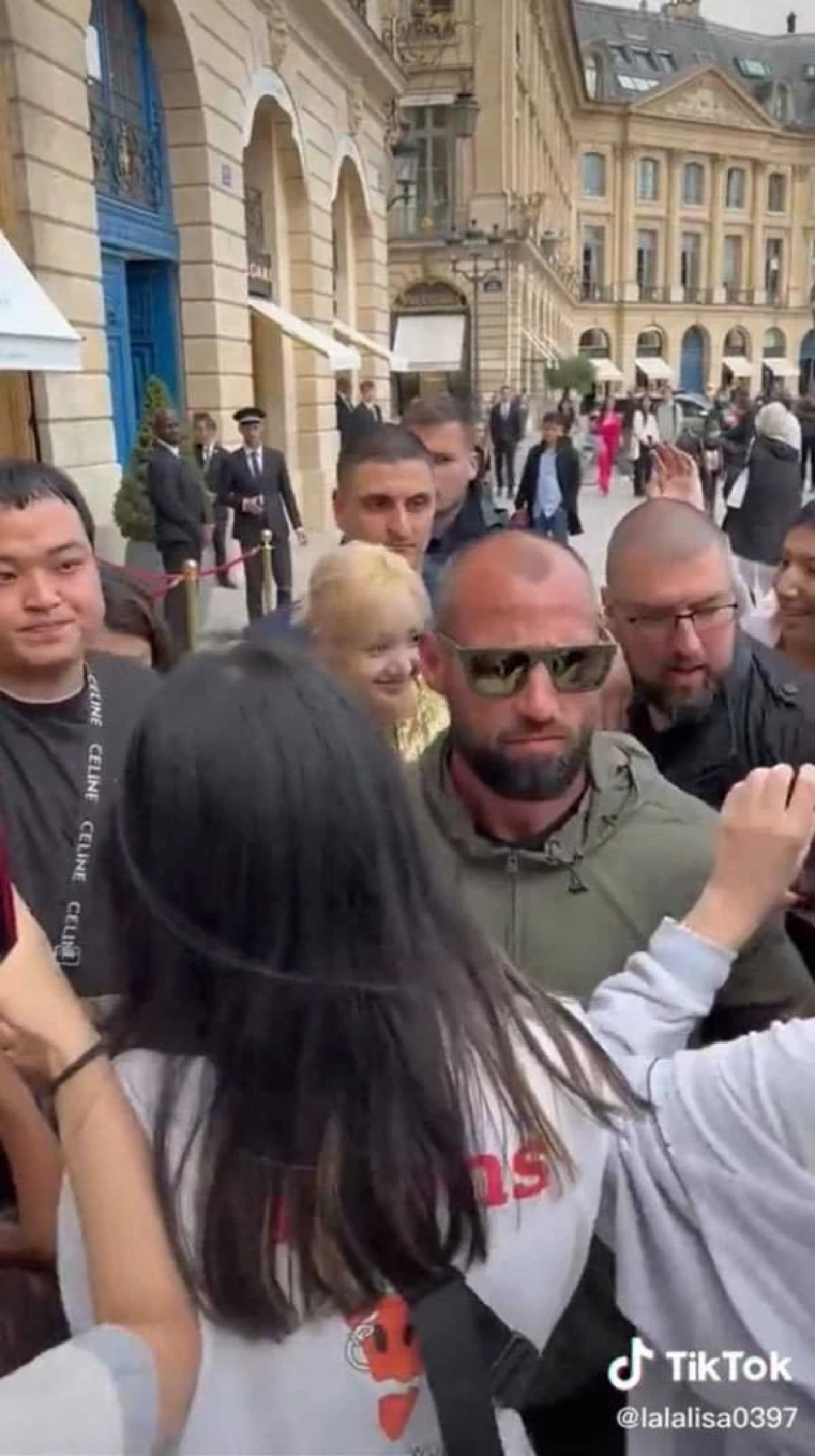 ฝรั่งคลั่งตามกรี๊ด "ลิซ่า" การ์ดดุมาก แต่ก็ไม่ยอมหยุดตาม