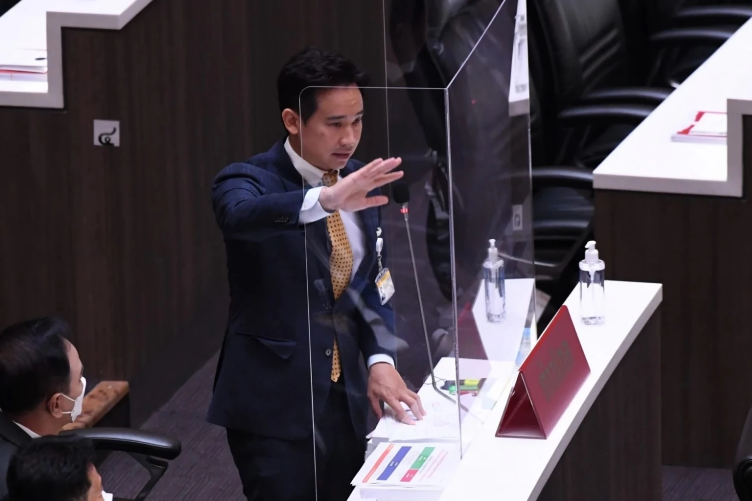 อภิปรายฯ "งบฯช้างป่วย" ข้าราชการไม่พอใจ "ก้าวไกล" สะเทือน