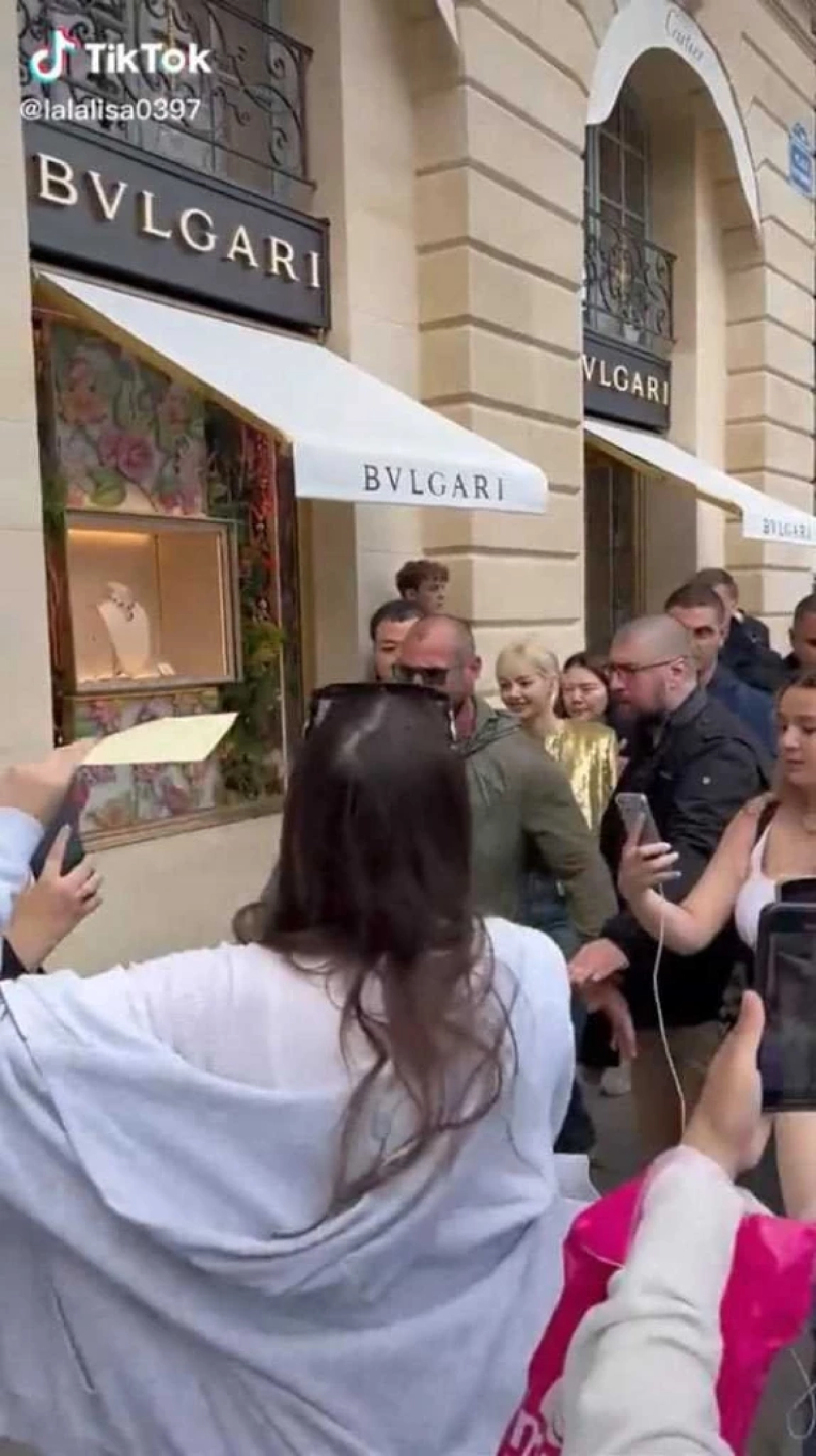 ฝรั่งคลั่งตามกรี๊ด "ลิซ่า" การ์ดดุมาก แต่ก็ไม่ยอมหยุดตาม