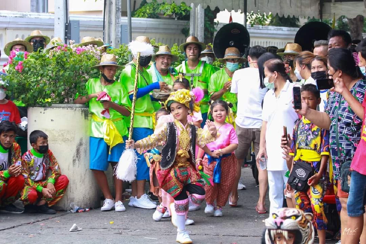 งานสืบสานประเพณี \"สรงน้ำ\" หลวงปู่เส่ง วัดกัลยาณ์