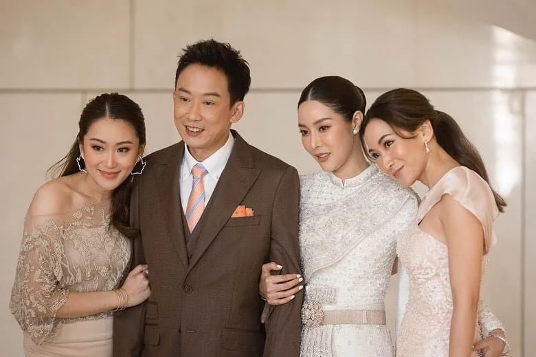 โอ๊ค-คู่ชีวิต กับน้องสาวทั้งสอง 