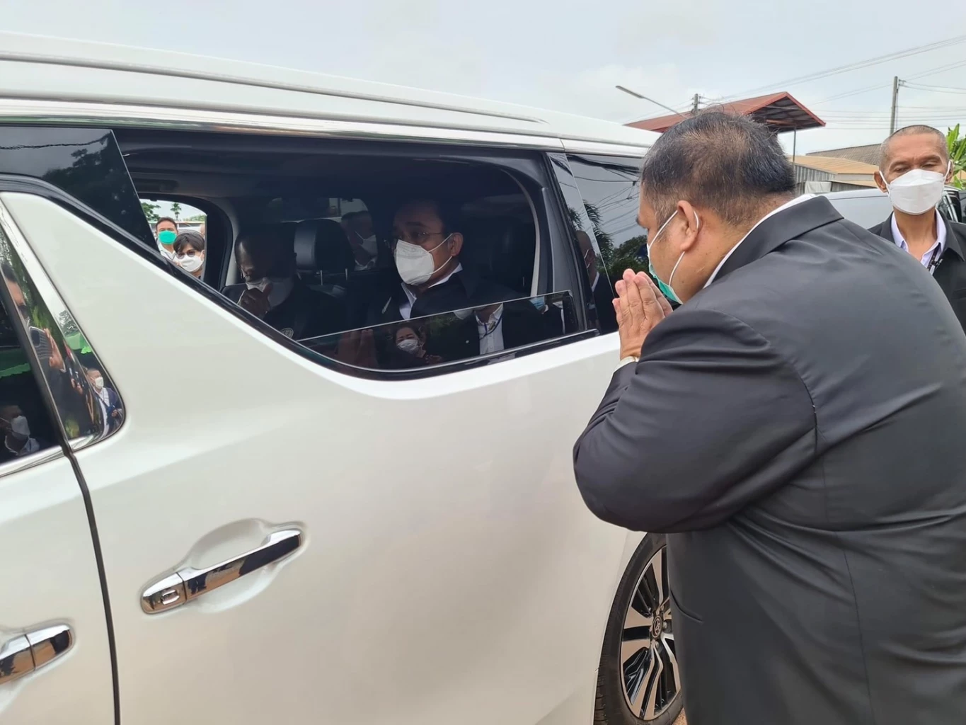 อานนท์ แสนน่าน โชว์ผลงานกองเชียร์ต้อนรับ พล.อ.ประยุทธ์