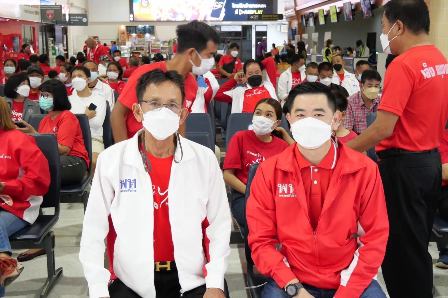 เกรียง กัลป์ตินันท์ นำทีมมาต้อนรับพานทองแท้ ที่สุรินทร์ 