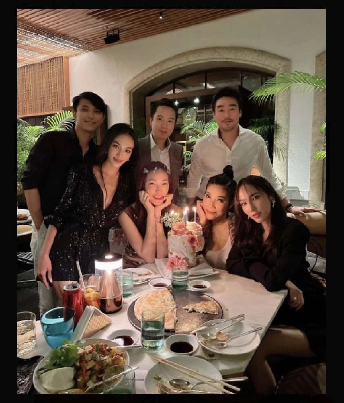 "อั้ม พัชราภา" โพสต์รูปคู่ "ไฮโซพก" แต่ทำคนโฟกัสที่แหวน