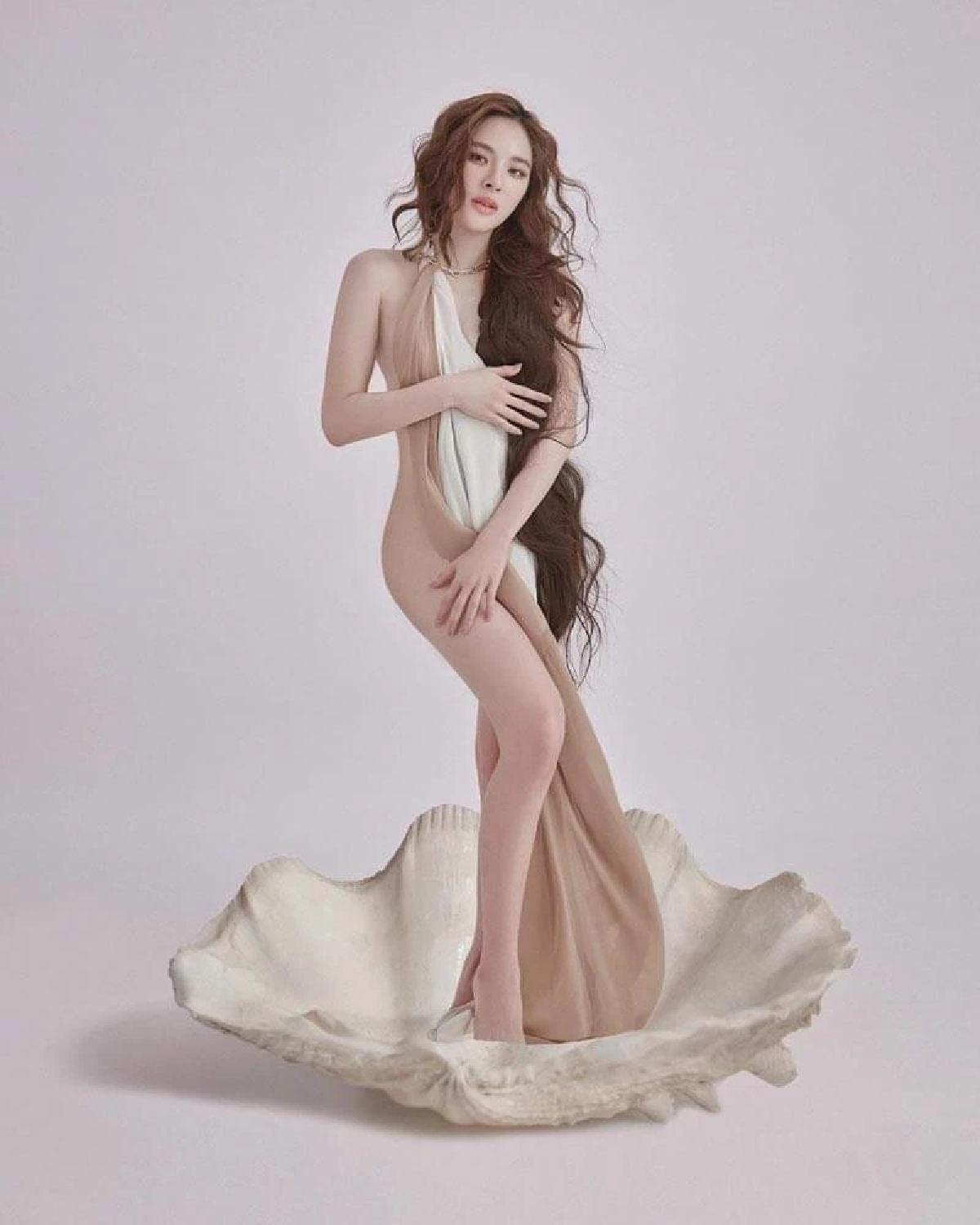 หัวใจจะวาย "ปันปัน สุทัตตา" ถ่ายแบบเป็นเทพวีนัส ใช้เพียงผมปกปิดเรือนร่าง