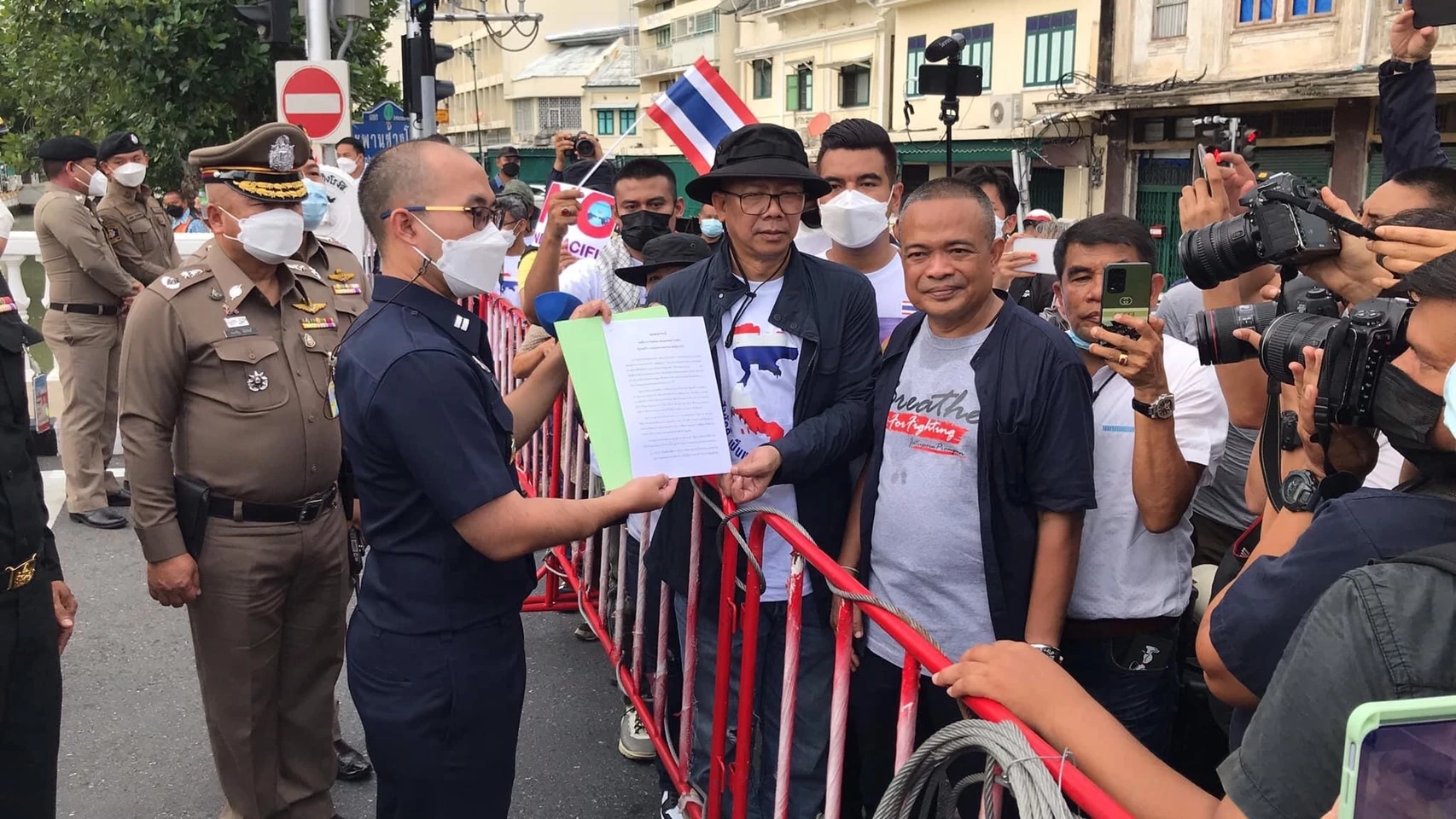 จตุพร และทนายนกเขา เคลื่อนไหวประท้วงสหรัฐฯ 