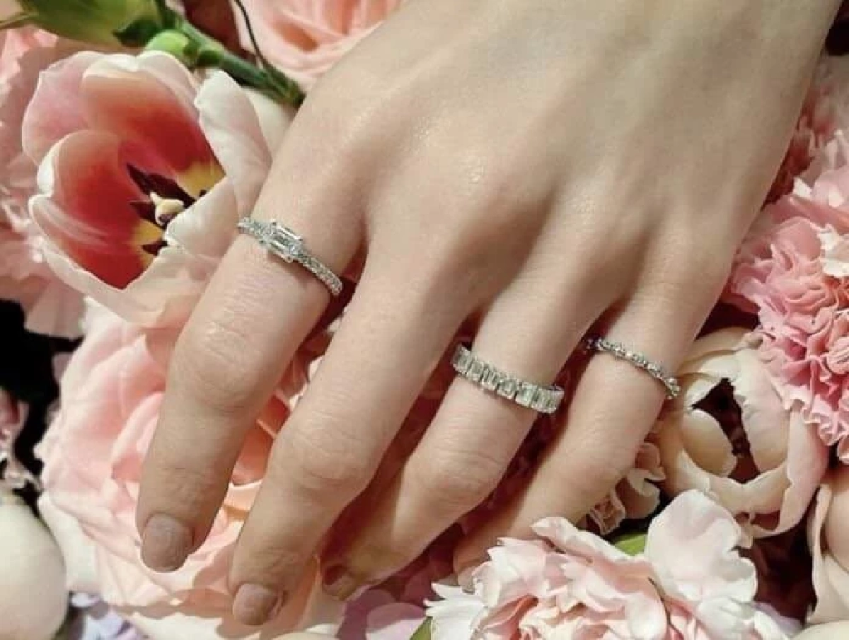 ฮือฮา "เคลลี่ ธนะพัฒน์" มอบแหวนเพชรให้แฟนสาว หรือจะมีข่าวดีอีกรอบ ?