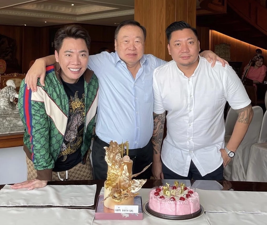 พ่อสุชาติ กับลูกชาย มดดำ และมดเล็ก 