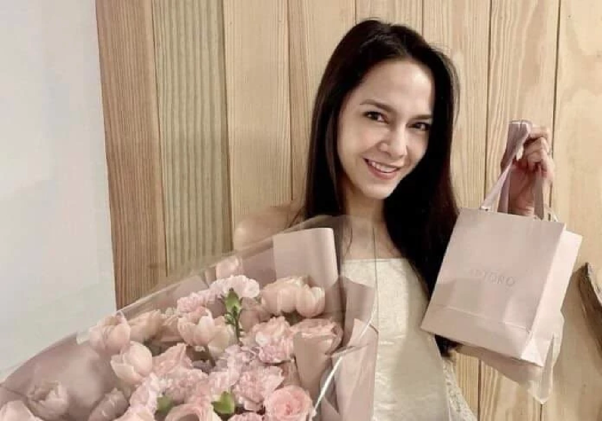 ฮือฮา "เคลลี่ ธนะพัฒน์" มอบแหวนเพชรให้แฟนสาว หรือจะมีข่าวดีอีกรอบ ?