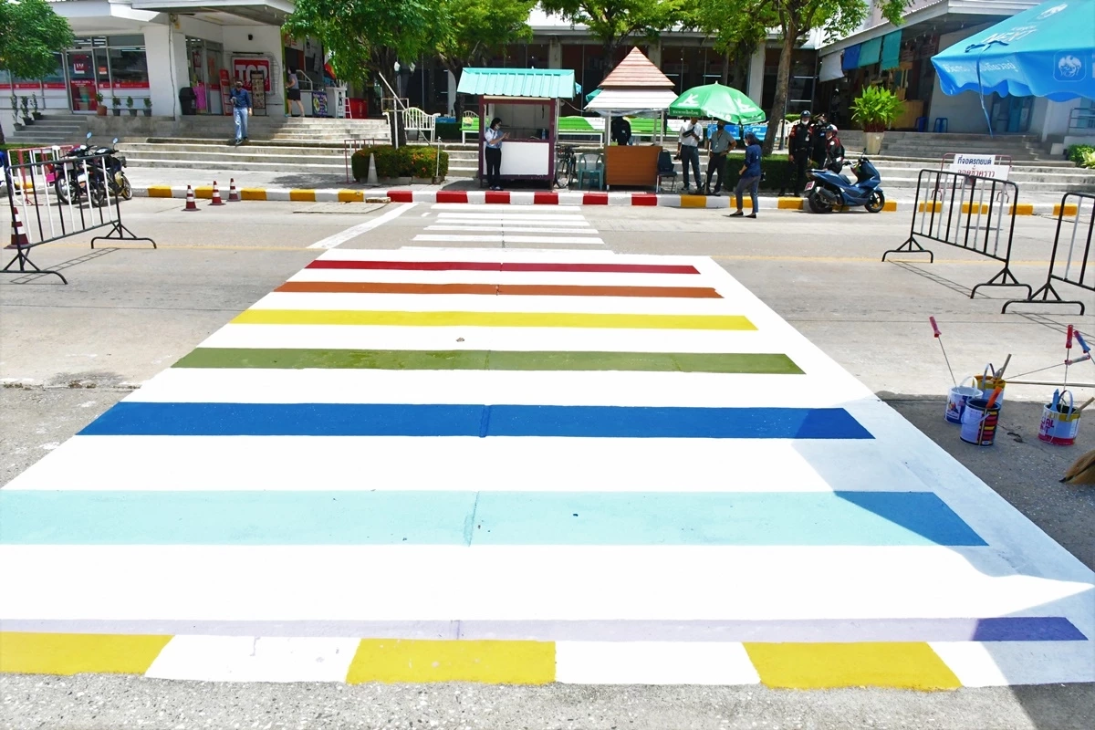 ทางม้าลายสายรุ้ง  ฉลอง  “Pride month”